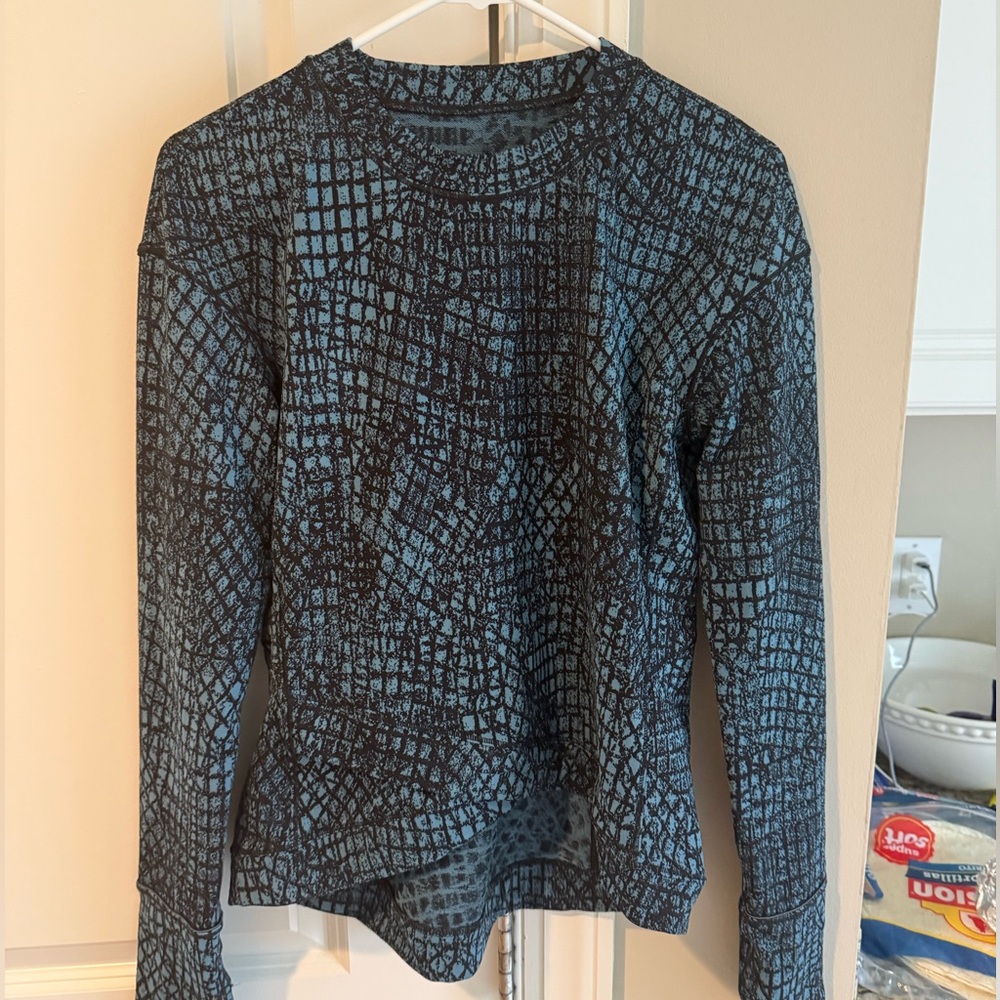 Lululemon athletic throw on / sweatshirt.